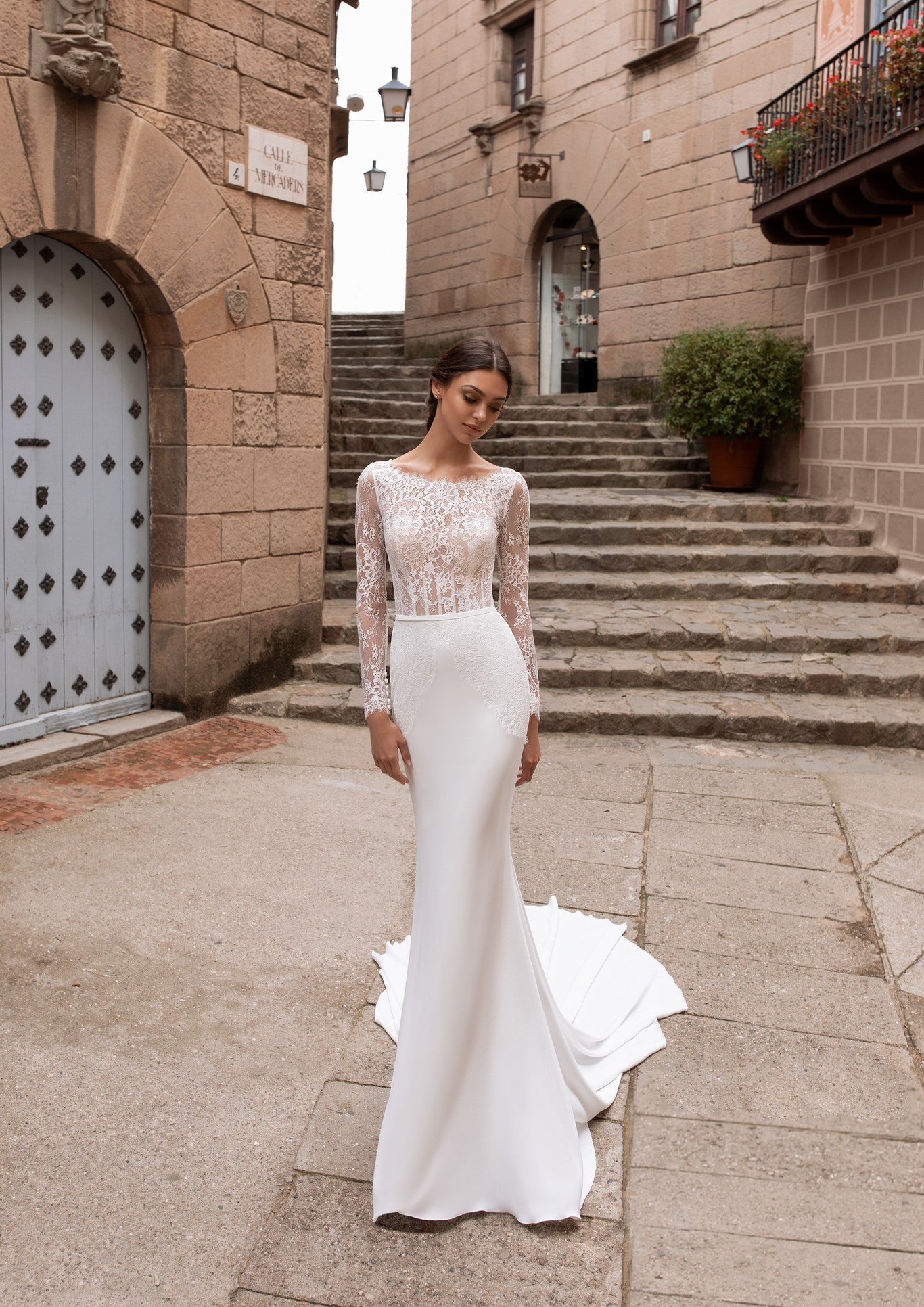 Introducing the Robe Kiara - a vintage mermaid wedding dress fit for a regal bride. With its long lace sleeves and seductive open back, this dress exudes elegance and femininity. The intricate applique detailing adds a touch of luxury, making you the center of attention on your special day.