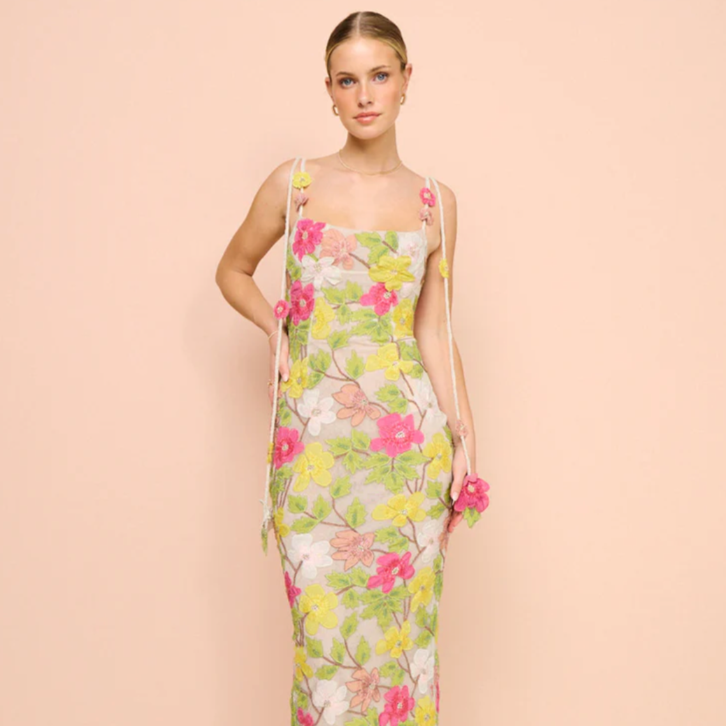 Indulge in luxury with our Robe Rachel Gilbert, designed for the sophisticated woman. Featuring a beautiful floral print, delicate spaghetti straps, and a bodycon silhouette, this midi dress is perfect for summer events and prom. The contrasting colors and elegant backless design make it a must-have for your wardrobe.