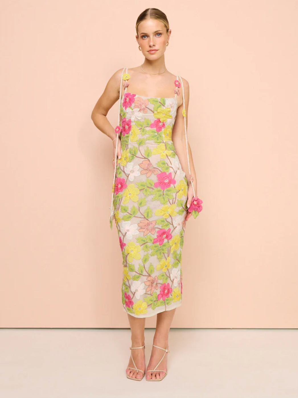 Indulge in luxury with our Robe Rachel Gilbert, designed for the sophisticated woman. Featuring a beautiful floral print, delicate spaghetti straps, and a bodycon silhouette, this midi dress is perfect for summer events and prom. The contrasting colors and elegant backless design make it a must-have for your wardrobe.