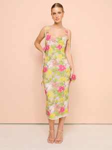 Indulge in luxury with our Robe Rachel Gilbert, designed for the sophisticated woman. Featuring a beautiful floral print, delicate spaghetti straps, and a bodycon silhouette, this midi dress is perfect for summer events and prom. The contrasting colors and elegant backless design make it a must-have for your wardrobe.