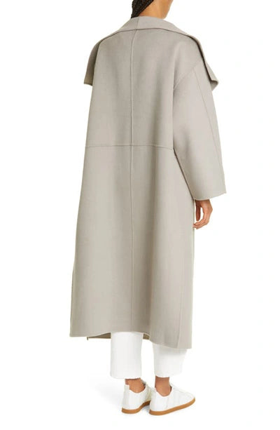 Indulge in luxury with the Signature Wool Cashmere Coat from TOTEME. Expertly crafted from a blend of responsibly sourced wool and cashmere, this coat offers unparalleled softness and warmth. The hand-stitched double fabric layers create a truly unique and exclusive piece that will elevate your winter wardrobe.