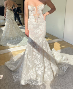 Indulge in the enchanting elegance of the Robe Magda. This stunning dress boasts intricate lace and embroidered flowers adorned with sparkling crystal beading. Its detachable off-the-shoulder puff tulle sleeves add a touch of versatility, while the iconic Berta Bow Belt adds a touch of luxury. Perfect for any special occasion.