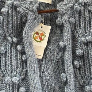 This French niche vintage Cárdigan Isadora is the perfect addition to your countryside rustic style wardrobe. Crafted from a wool blend, it features a cute ball pendant and is sure to keep you cozy all season long! Add a touch of class and charm to your look with this knitted jumper cardigan for females.