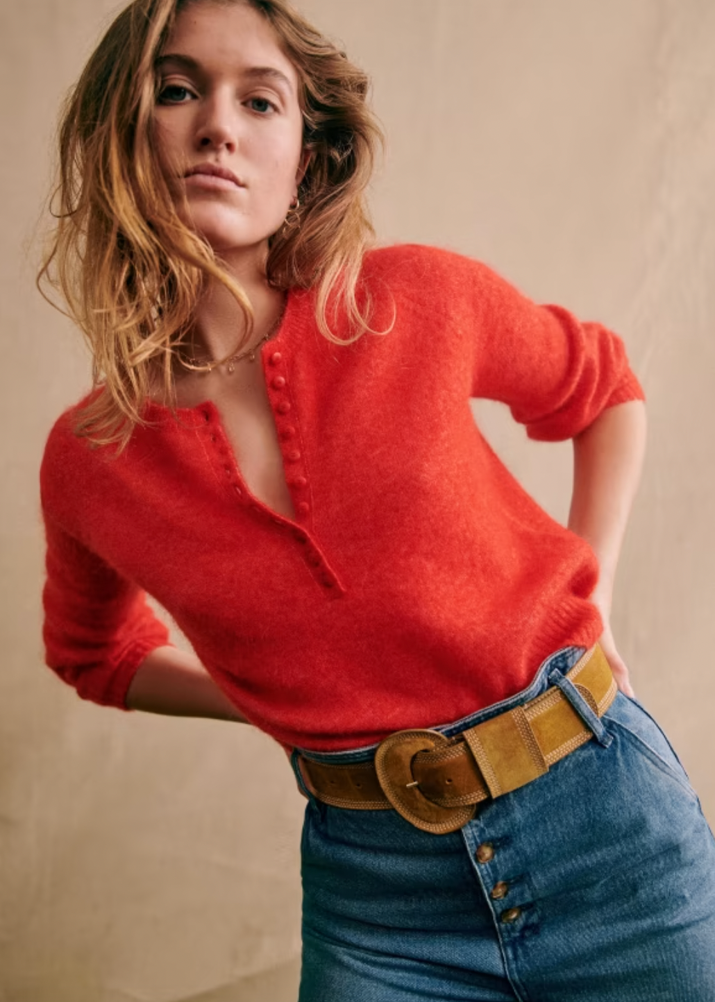 Expertly crafted with super kid mohair, the Leon Jumper boasts slightly balloon raglan sleeves and a round neckline closed with a button placket. Elevate your wardrobe with this luxurious and stylish addition, providing both comfort and sophistication.