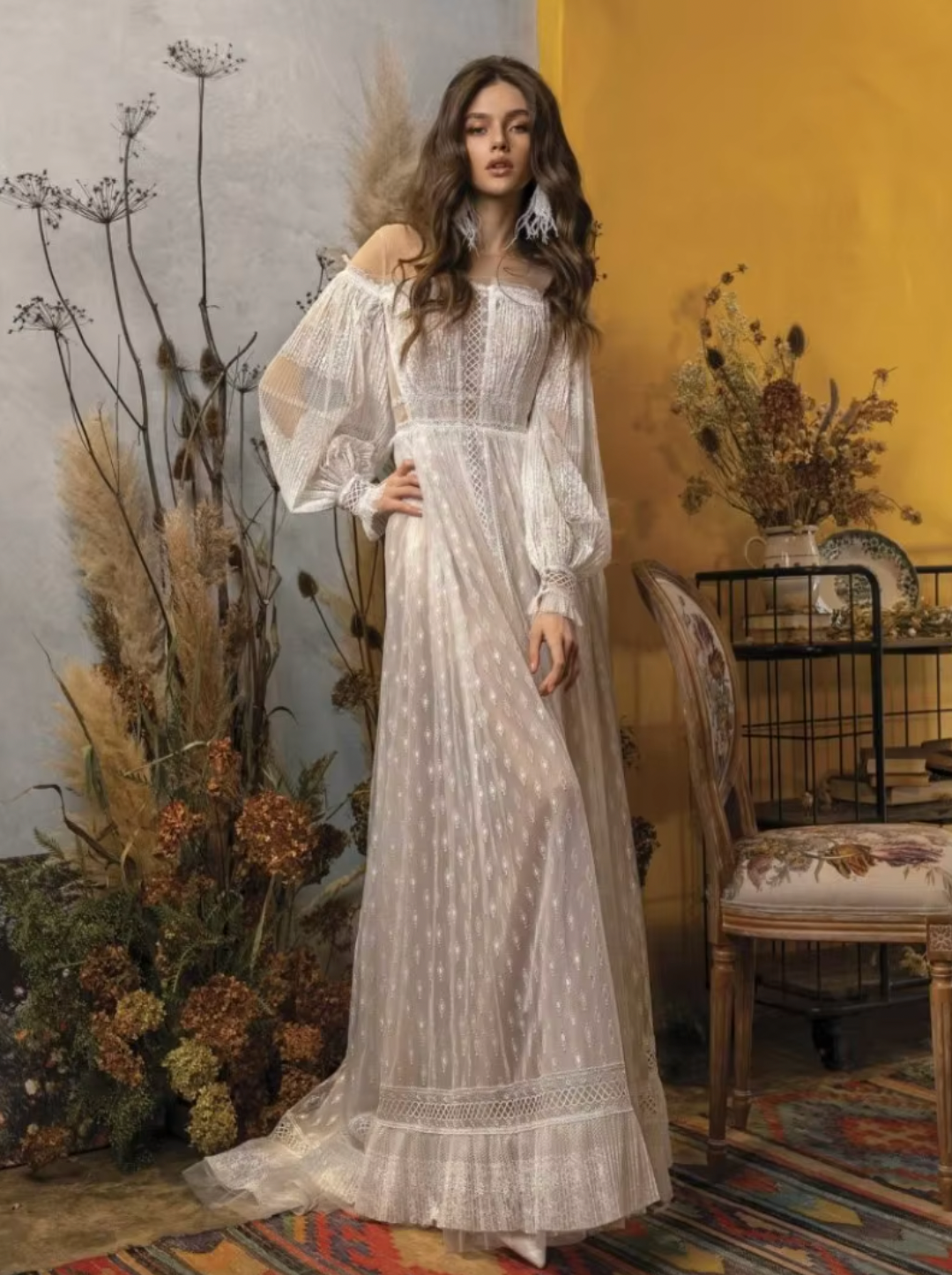 The Robe Lauren is a beautiful boho-style gown that will make you feel like a princess on your special day. Its intricate fairy-tale design adds a touch of luxury to a classic bridal look that will make you stand out and shine like a star.