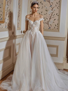 Look your best in this gorgeous Robe Paca. Featuring alluring crystals with pearl beads and appliques, plus a tassel sweep train, this dress is perfect for a&nbsp;dreamy wedding evening. You'll feel luxurious and elegant in this stunning wedding dress.