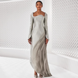 Introducing the Robe Fortuna, a sophisticated evening dress crafted with elegant vintage features. Its simple silver details make it ideal for formal occasions like prom and evening parties. With its floor length design, it will be sure to make you look dazzling!