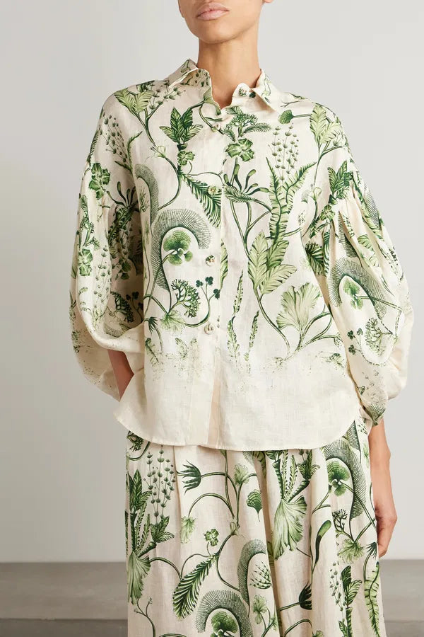 Experience the natural beauty of Agua Bendita's 'Agar Habitat' shirt. Made by skilled Colombian artisans from breathable linen, this shirt boasts a lush botanical print with intricate details. The billowy sleeves add shape and style, making it the perfect companion for the coordinating 'Marea' pants. Fall in love with this meticulously crafted and inspired piece.