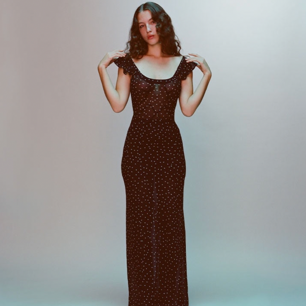 Elevate your style with the Robe Irisse maxi dress. This casual dress boasts an effortlessly chic look, making it perfect for any occasion. With its flowy design and comfortable fit, it's the ultimate combination of comfort and fashion. Elevate your wardrobe today!