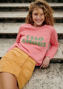 Stay cozy and stylish with the Ciao Amore Long-Sleeved Sweatshirt. Made with 100% organic cotton, this T-shirt features a round neckline and a romantic "Ciao Amore" print on the chest. Perfect for any occasion, this sweatshirt adds a touch of personality to your wardrobe.