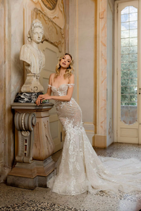 Feel like a princess in Robe Delia! This delicate wedding gown elegantly hugs your curves, with its amazing mermaid silhouette that is sure to turn heads. Look and feel your best on your special day!