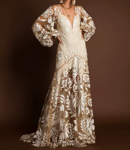 This sexy bohemian wedding dress features a trendy V-neck and is perfect for casual summer outings. With a long length, it's both stylish and comfortable. Update your wardrobe with this must-have piece.