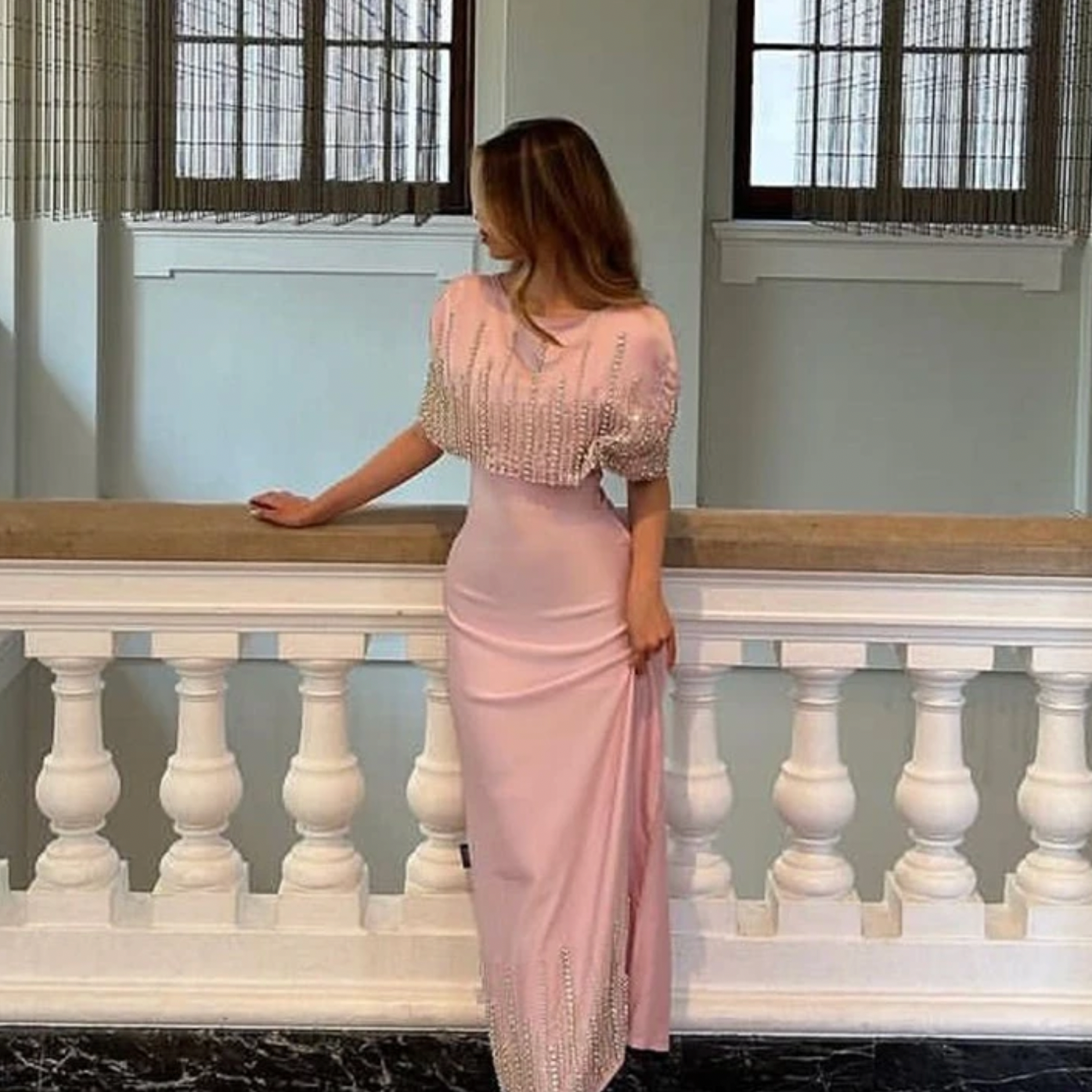 Robe Kairi is here to make your prom an event to remember with their elegant and exquisite O-neck mermaid gown. Accented with delicate rhinestones, this satin dress is made for formal occasions. Look your best with Robe Kairi.