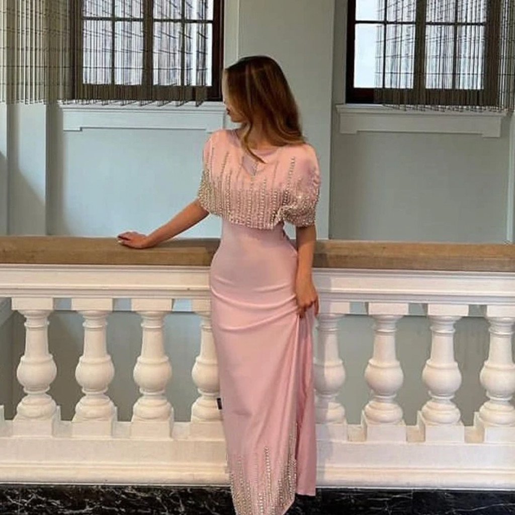 Robe Kairi is here to make your prom an event to remember with their elegant and exquisite O-neck mermaid gown. Accented with delicate rhinestones, this satin dress is made for formal occasions. Look your best with Robe Kairi.