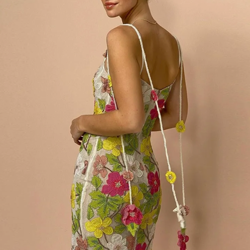 Indulge in luxury with our Robe Rachel Gilbert, designed for the sophisticated woman. Featuring a beautiful floral print, delicate spaghetti straps, and a bodycon silhouette, this midi dress is perfect for summer events and prom. The contrasting colors and elegant backless design make it a must-have for your wardrobe.