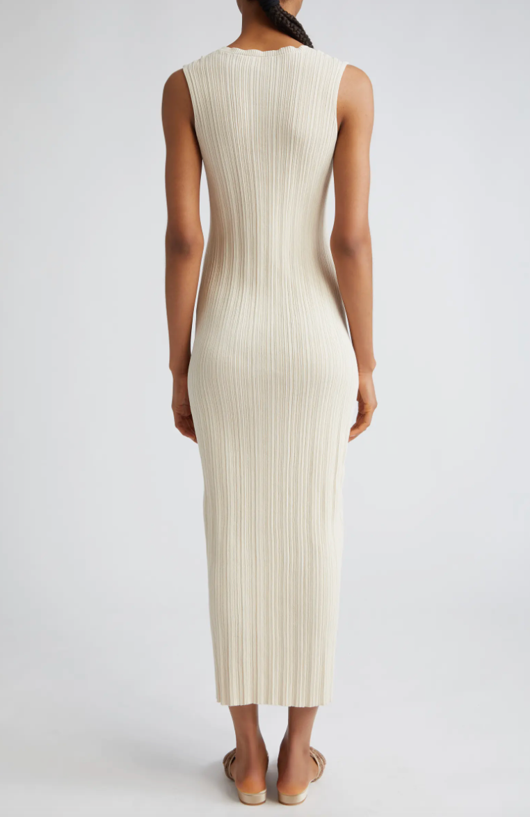 Get ready to turn heads this summer with the Tracie Cotton Rib Dress. Made with Italian artisan craftsmanship, this dress guarantees the highest quality and sustainability. The high waist design and solid color make it both elegant and comfortable, perfect for any occasion. Add this to your wardrobe for a touch of sophistication.