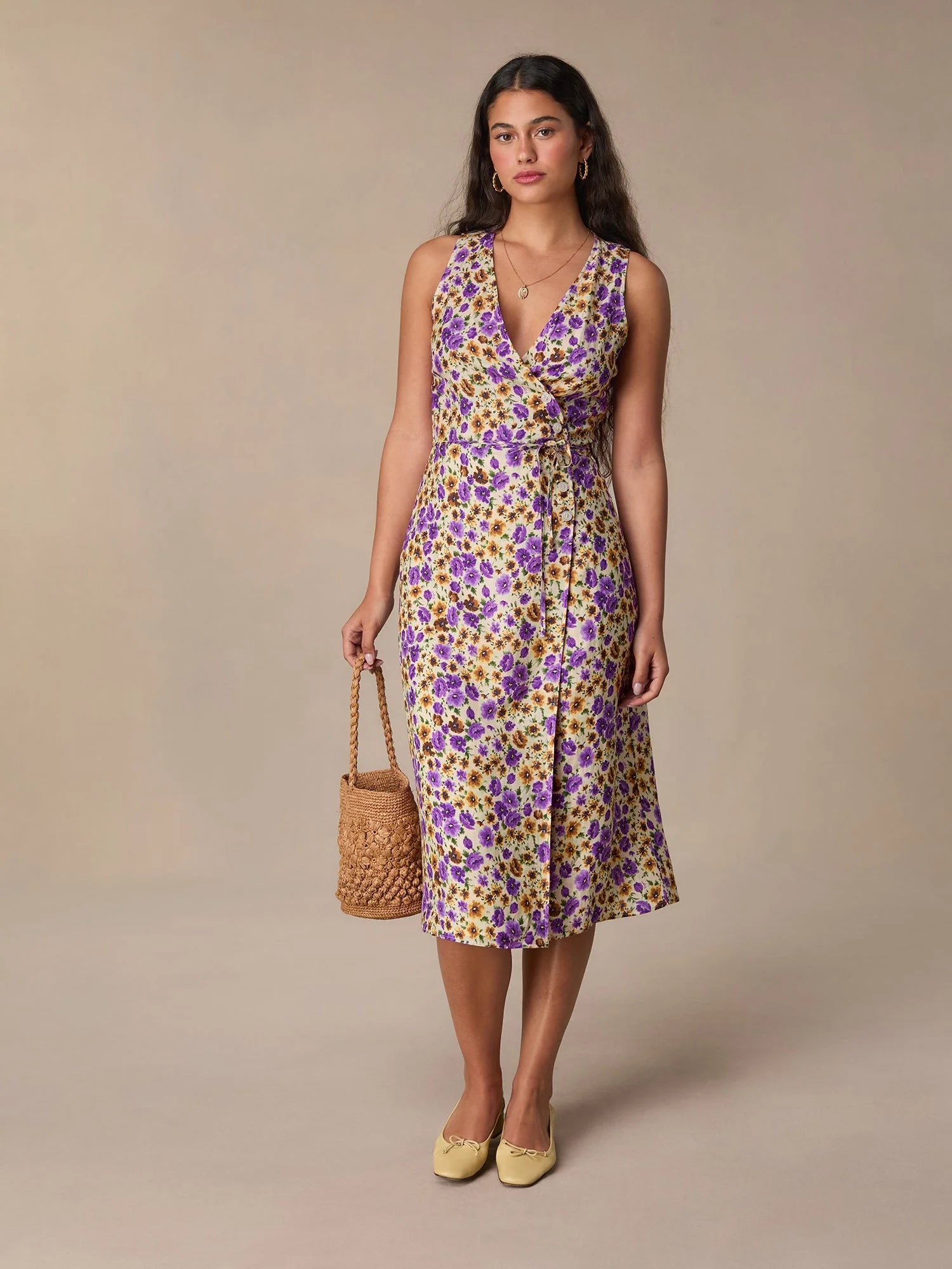 Introducing the luxurious Gabina Dress, featuring a stunning two-tone purple floral print. The elegant V-neck and fastening with five buttons and a tie on the front add a touch of sophistication. With mid-length sleeves and a lined skirt, this dress is perfect for any occasion.