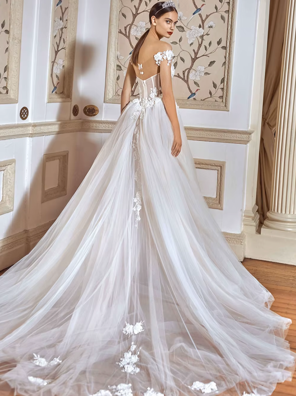 Look your best in this gorgeous Robe Paca. Featuring alluring crystals with pearl beads and appliques, plus a tassel sweep train, this dress is perfect for a&nbsp;dreamy wedding evening. You'll feel luxurious and elegant in this stunning wedding dress.