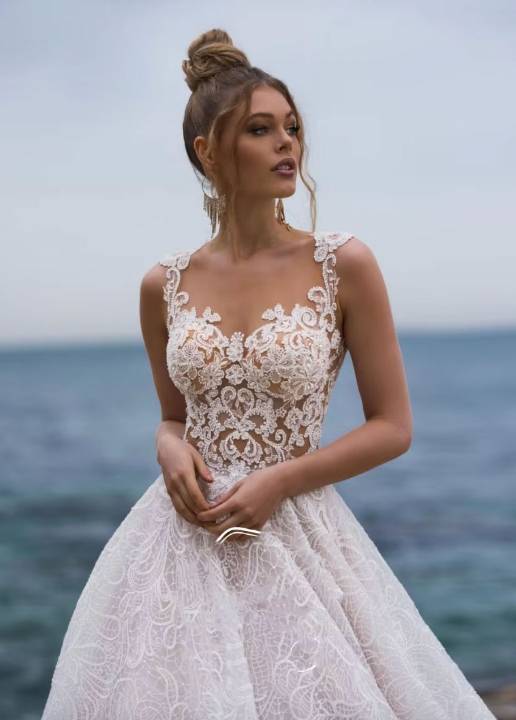 The Robe Danet is a stylish and sophisticated white bridal gown featuring a chic open back design. Its elegant and sexy appeal makes it the perfect choice for any bride on her special day. Crafted with precision, this gown is sure to make a lasting impression.