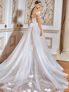 Look your best in this gorgeous Robe Paca. Featuring alluring crystals with pearl beads and appliques, plus a tassel sweep train, this dress is perfect for a&nbsp;dreamy wedding evening. You'll feel luxurious and elegant in this stunning wedding dress.