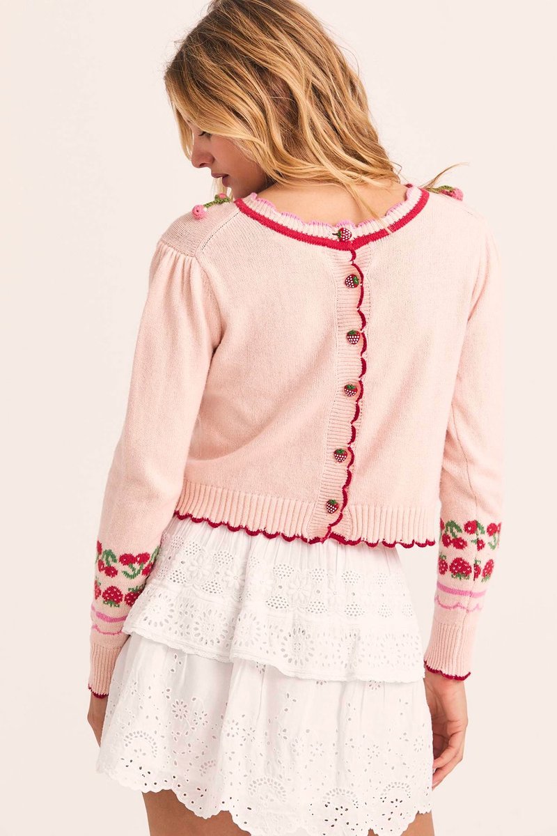 The Renton Sweater is a pearl blush-colored must-have for any wardrobe. Its subtle ribbed scoop neck and ribbed cuffs add a touch of elegance, while the hand-crocheted strawberries and cherry intarsia motif showcase expert craftsmanship. The relaxed, cropped fit and long puffed sleeves offer both comfort and style. Perfect for any occasion.