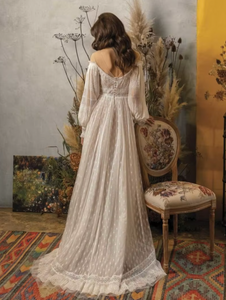 The Robe Lauren is a beautiful boho-style gown that will make you feel like a princess on your special day. Its intricate fairy-tale design adds a touch of luxury to a classic bridal look that will make you stand out and shine like a star.