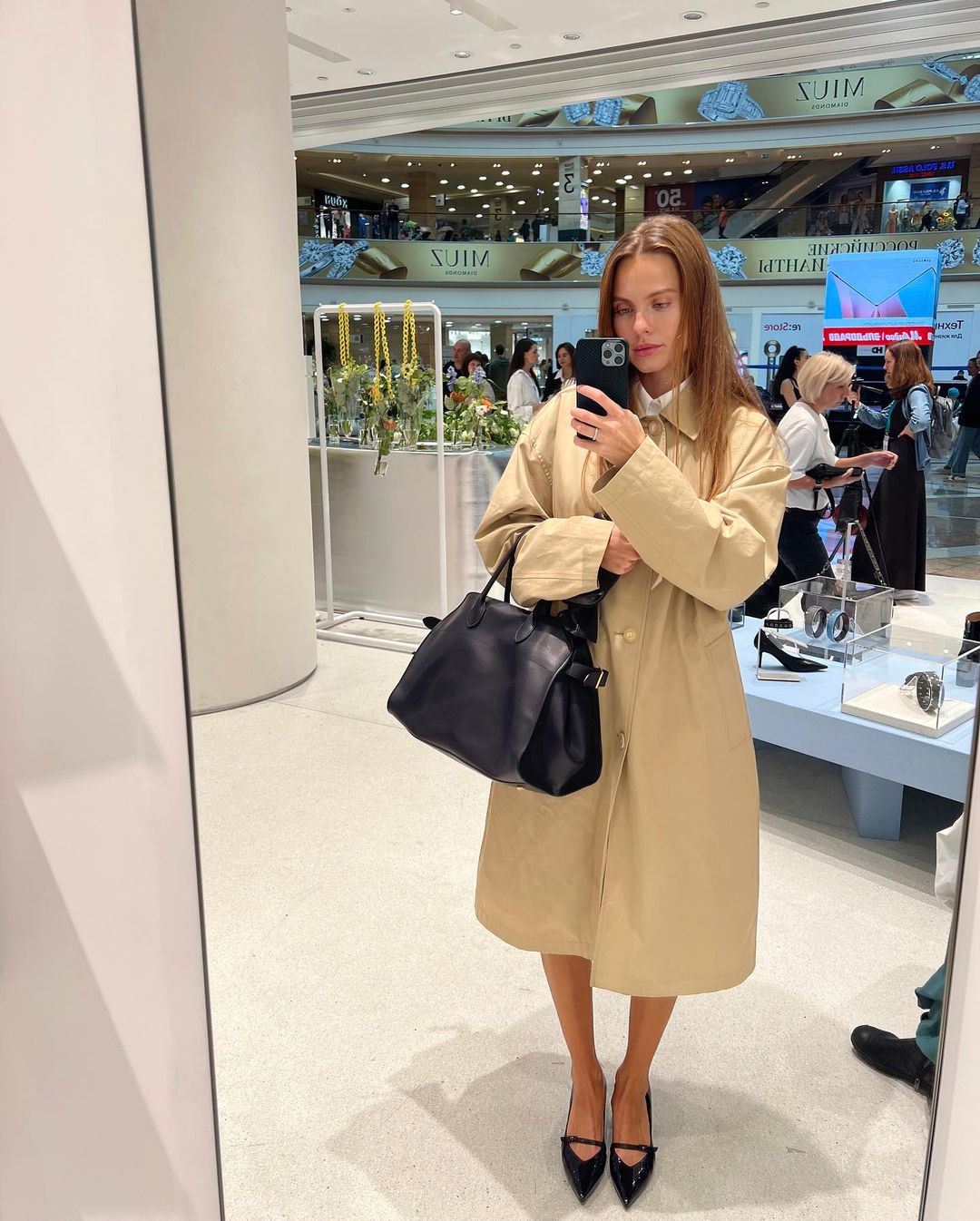 Be bold and embrace the autumn fashion with the Kaila Trench-coat. This French-inspired, elegant and chic coat is the perfect addition to your wardrobe. Stand out from the crowd and take your style to the next level with this daring and sophisticated trench coat.