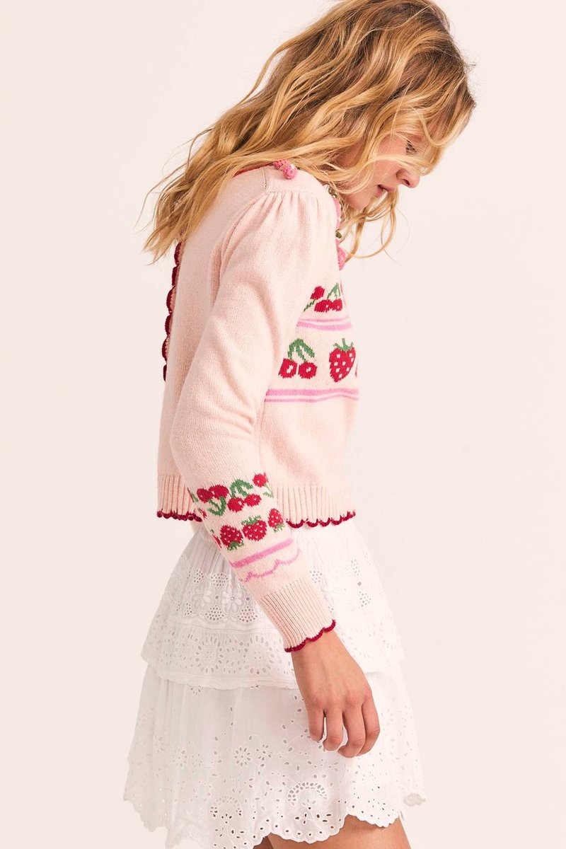 The Renton Sweater is a pearl blush-colored must-have for any wardrobe. Its subtle ribbed scoop neck and ribbed cuffs add a touch of elegance, while the hand-crocheted strawberries and cherry intarsia motif showcase expert craftsmanship. The relaxed, cropped fit and long puffed sleeves offer both comfort and style. Perfect for any occasion.