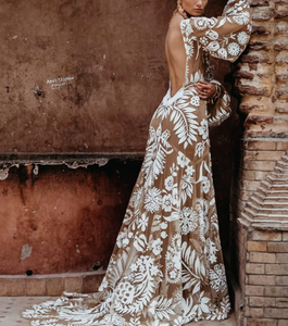 This sexy bohemian wedding dress features a trendy V-neck and is perfect for casual summer outings. With a long length, it's both stylish and comfortable. Update your wardrobe with this must-have piece.