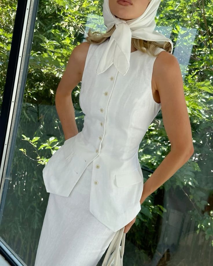 The Linen Button Set by HELSA features a fully lined design, hidden back zipper closure, and high-quality linen fabric with a back vent. The result is a sophisticated and stylish outfit, perfect for any occasion. Enjoy the comfort and versatility of this set, while looking effortlessly chic.