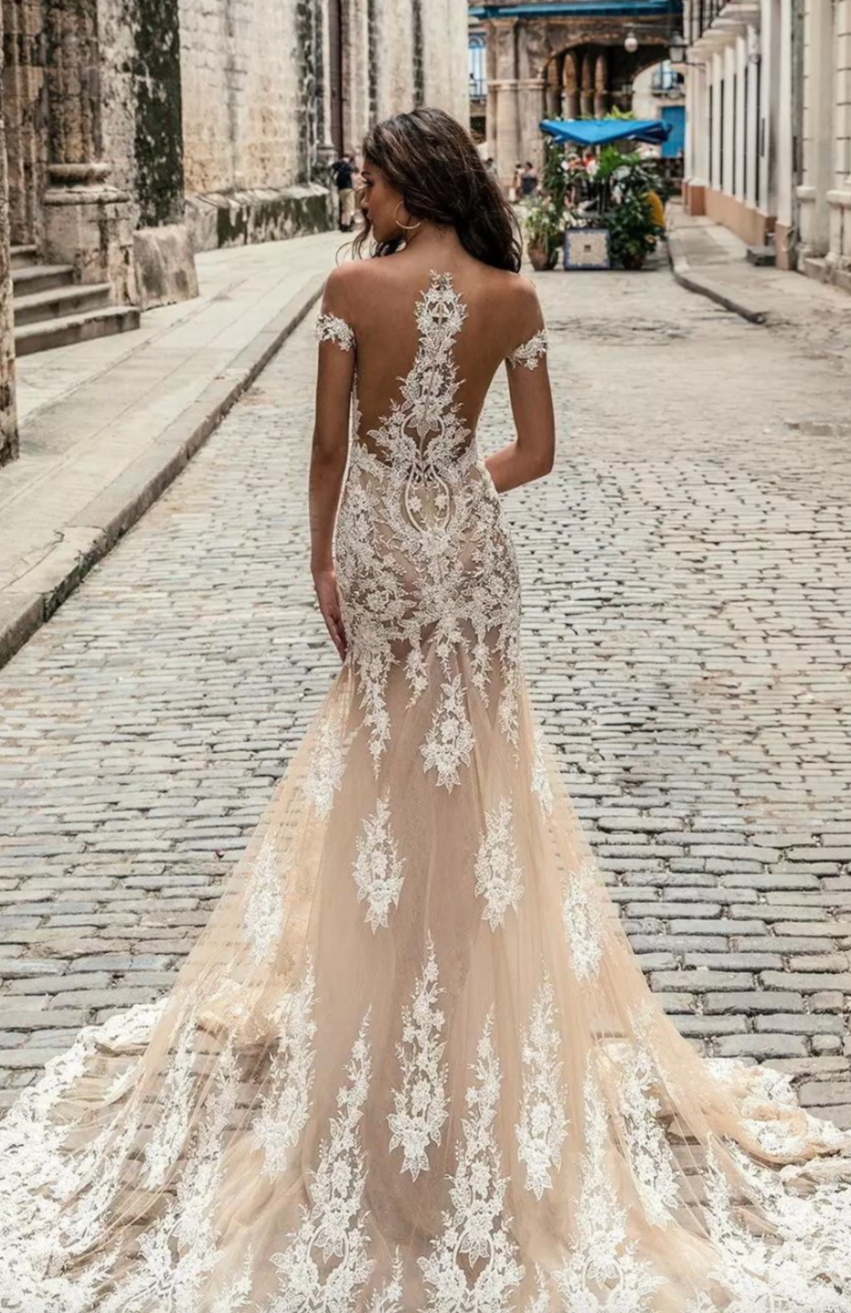 Experience elegance on your special day with Robe Inaas. This mermaid gown boasts exquisite champagne detailing for a stunning bridal look. Designed with precision and luxury, this dress will make you the center of attention on your big day.