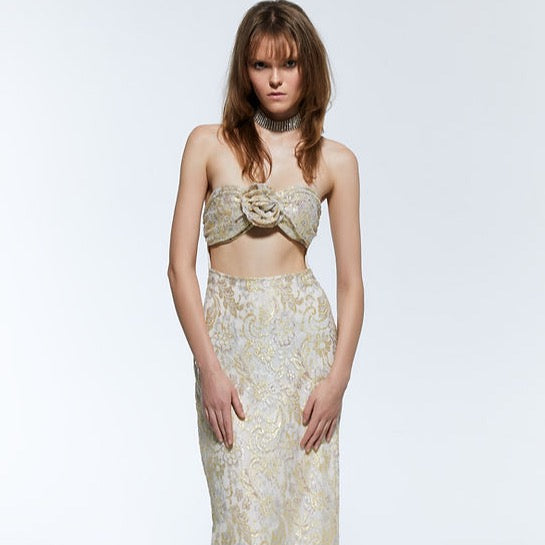 Unleash your inner elegance with the Ensemble Irene. This women's maxi dress features a tasteful, strapless design adorned with delicate flower prints. The sleeveless cut allows for a luxurious, carefree feel while exuding an air of sophistication. Elevate your wardrobe with this exclusive, must-have piece.