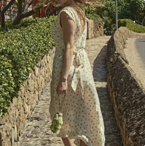 This French retro floral silk dress is the epitome of elegance and sophistication. Made from luxurious silk fabric and featuring a beautiful floral pattern, it is perfect for any special occasion. The timeless design and high-quality material ensure both comfort and style, making it a must-have in any fashion-forward woman's wardrobe.