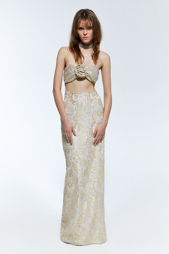 Unleash your inner elegance with the Ensemble Irene. This women's maxi dress features a tasteful, strapless design adorned with delicate flower prints. The sleeveless cut allows for a luxurious, carefree feel while exuding an air of sophistication. Elevate your wardrobe with this exclusive, must-have piece.