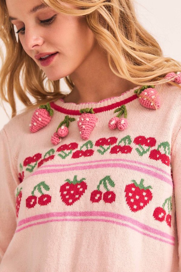 The Renton Sweater is a pearl blush-colored must-have for any wardrobe. Its subtle ribbed scoop neck and ribbed cuffs add a touch of elegance, while the hand-crocheted strawberries and cherry intarsia motif showcase expert craftsmanship. The relaxed, cropped fit and long puffed sleeves offer both comfort and style. Perfect for any occasion.