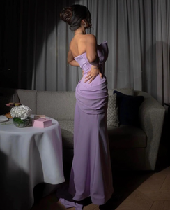 Experience elegance and vintage charm with our Dress Bethanie. This stunning evening gown features a sexy strapless design and eye-catching mermaid silhouette, adorned with sparkling sequins and playful ruffles. Perfect for special occasions, this dress will make you stand out with its unique and sophisticated style.