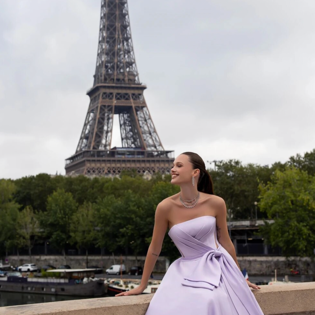 Experts agree, the Dress Silvina is the epitome of elegance. With a strapless design and empire A line silhouette, this floor length party dress is perfect for any formal occasion. The sleeveless style and ruched satin fabric add a touch of luxury, making you look and feel your best.