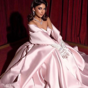 Unleash your daring side with the Robe Amena. This evening dress boasts vintage elegance with ruffled details and a strapless A-line design. Its pink hue adds a simple touch while the gloves add a bold statement. Perfect for formal occasions and prom, this dress will make you stand out in any party.