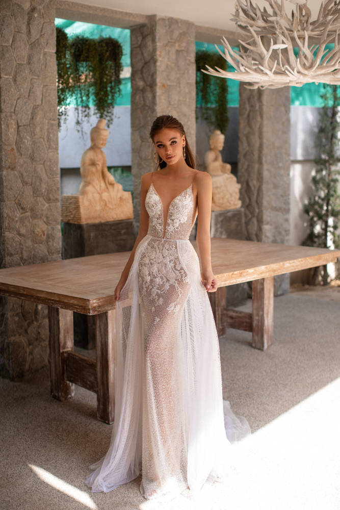 Indulge in luxury with Robe Eilene, a sheath-style gown boasting a deep V neckline and delicate lace overlay. The exquisite beaded fabric adds a touch of glamour, making this the perfect choice for any special occasion.