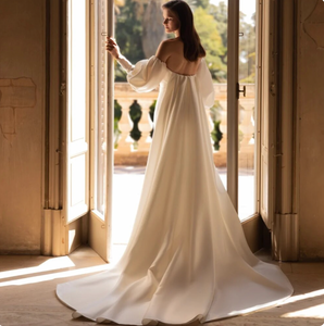 Introducing Dress Myla - the epitome of elegance and sophistication. This wedding dress features a trumpet silhouette and a strapless design, exuding a timeless charm. The elegant puff sleeves add a touch of luxury and romance, making it the perfect choice for any bride on her special day.