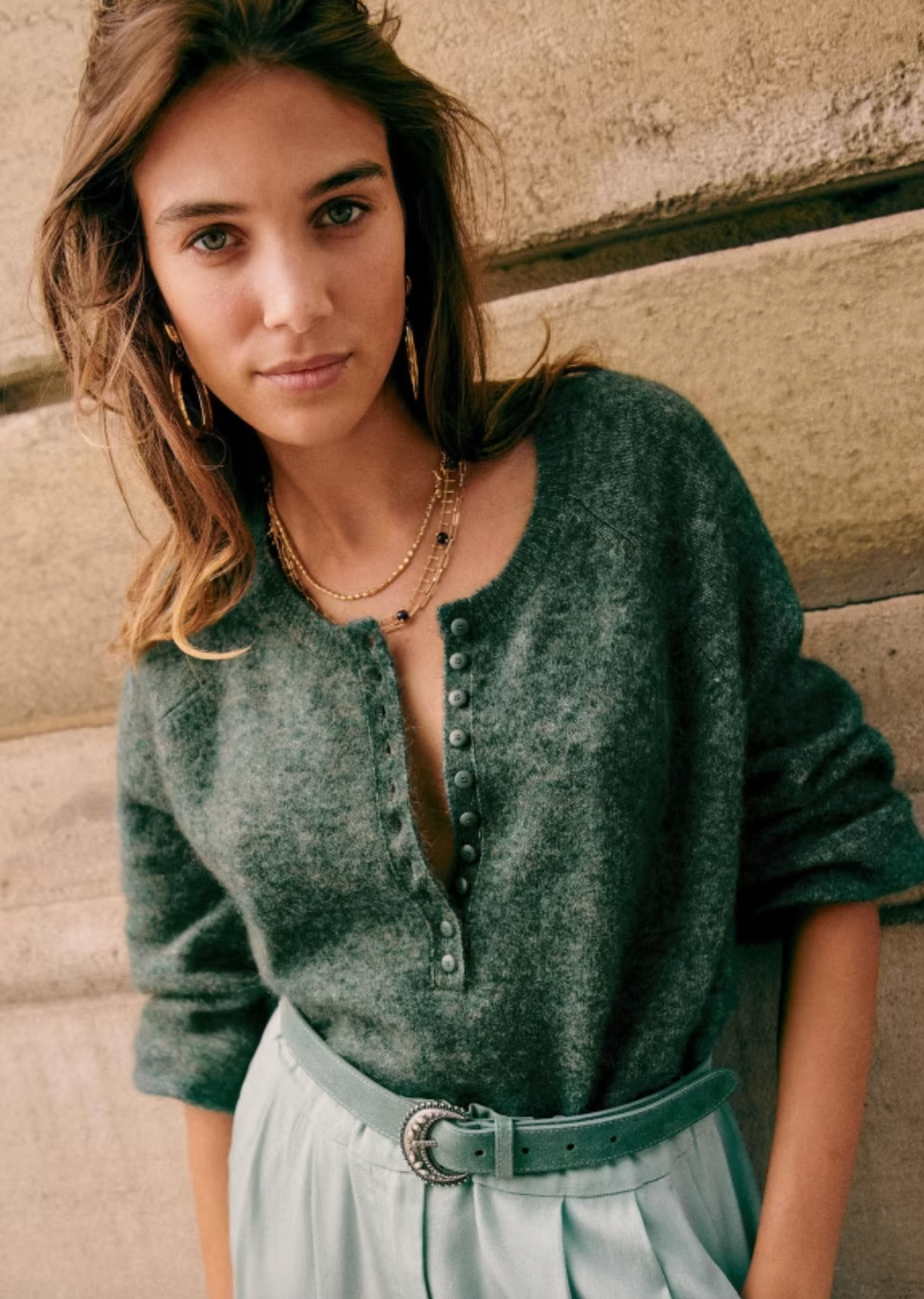 Expertly crafted with super kid mohair, the Leon Jumper boasts slightly balloon raglan sleeves and a round neckline closed with a button placket. Elevate your wardrobe with this luxurious and stylish addition, providing both comfort and sophistication.