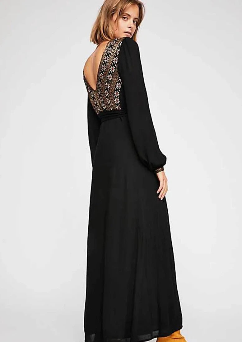 The Robe Tracy is a stylish and versatile dress that combines vintage design with modern comfort. Its long sleeves and V-neck provide a flattering look while the sashes add a touch of elegance. Perfect for any occasion, this maxi dress is a must-have in every woman's wardrobe.