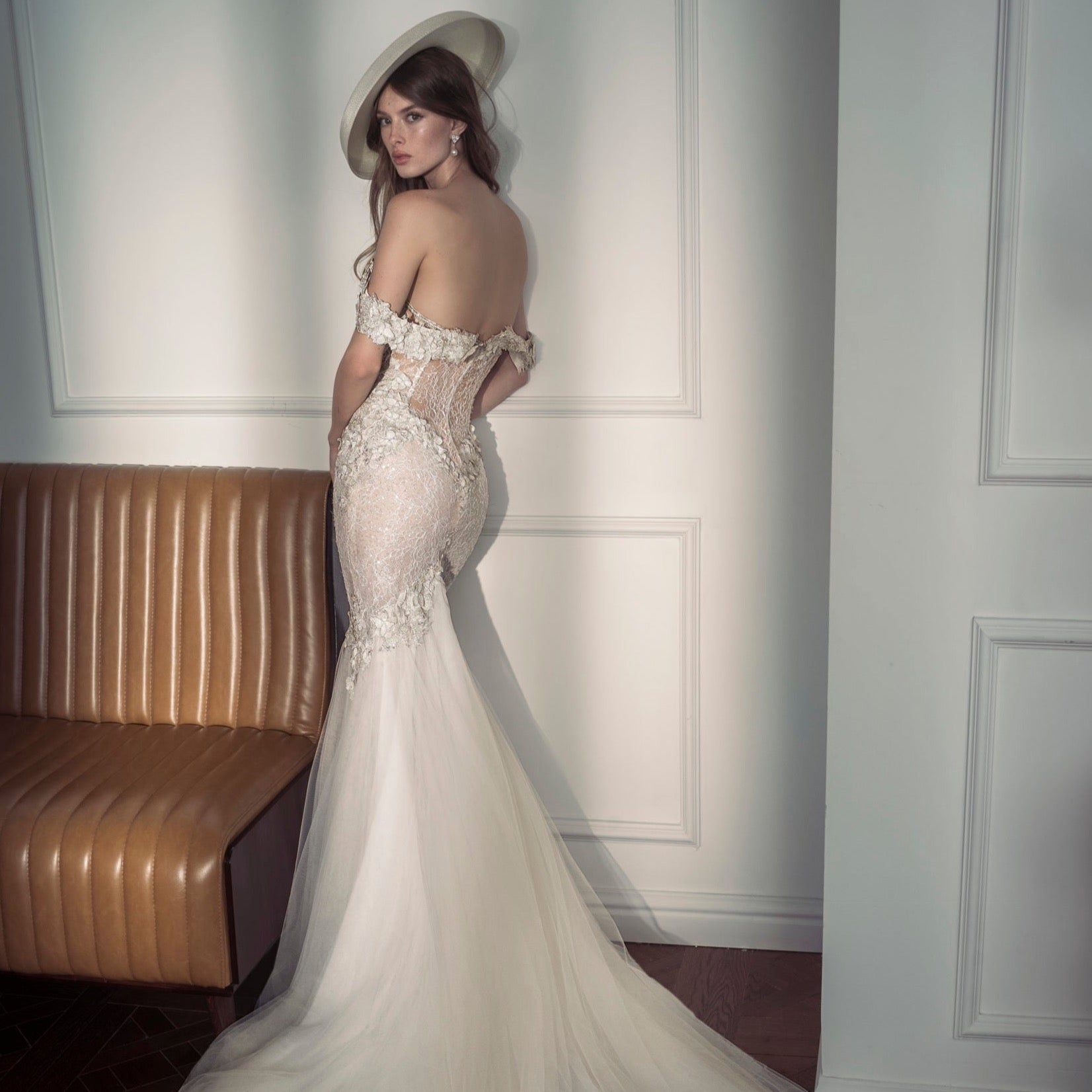 Embrace your daring side with Robe Agnetha, an exquisitely crafted floral gown with a bridal touch of class. Showcase your unique style and make a statement as you make your entrance in this daring mermaid-cut gown!