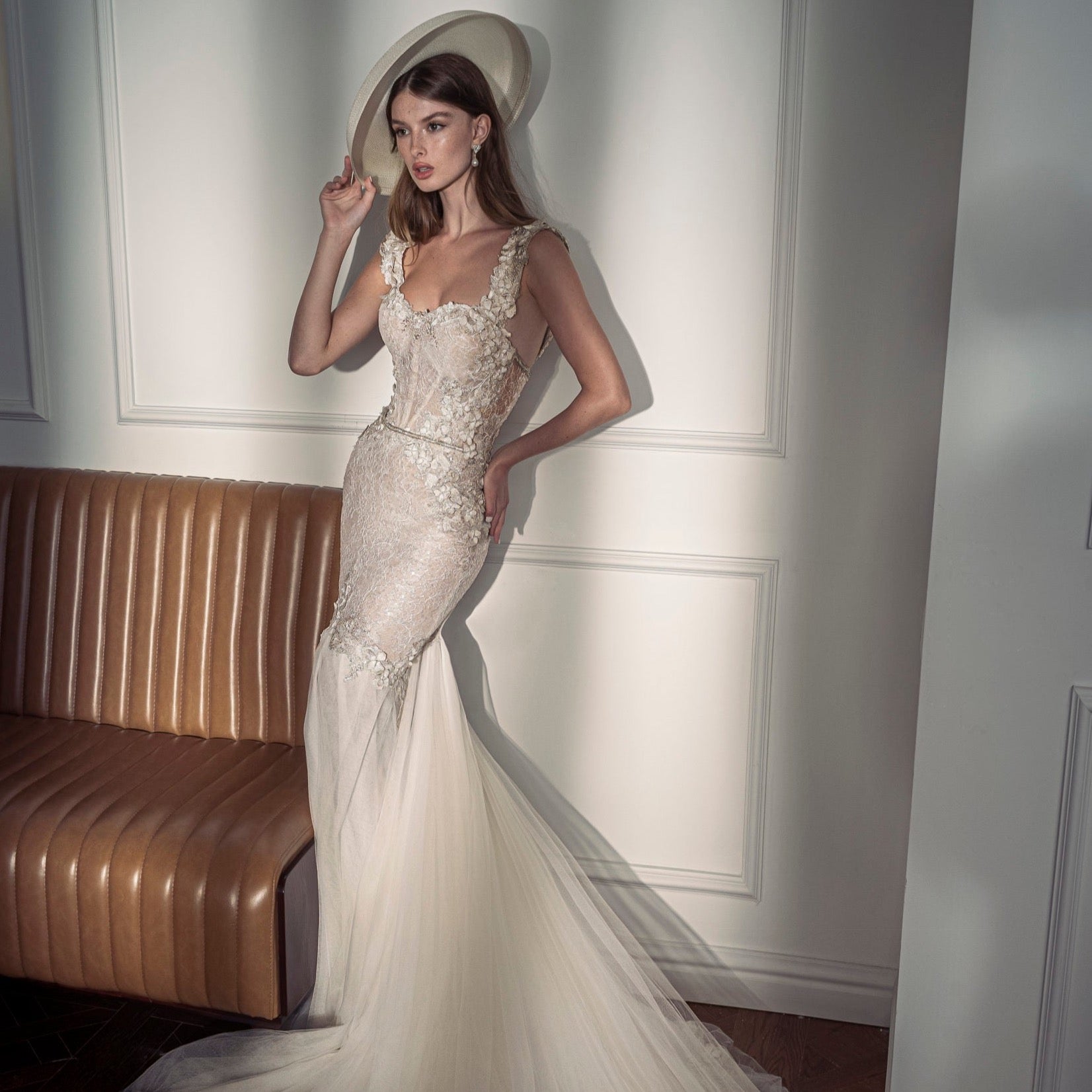 Embrace your daring side with Robe Agnetha, an exquisitely crafted floral gown with a bridal touch of class. Showcase your unique style and make a statement as you make your entrance in this daring mermaid-cut gown!