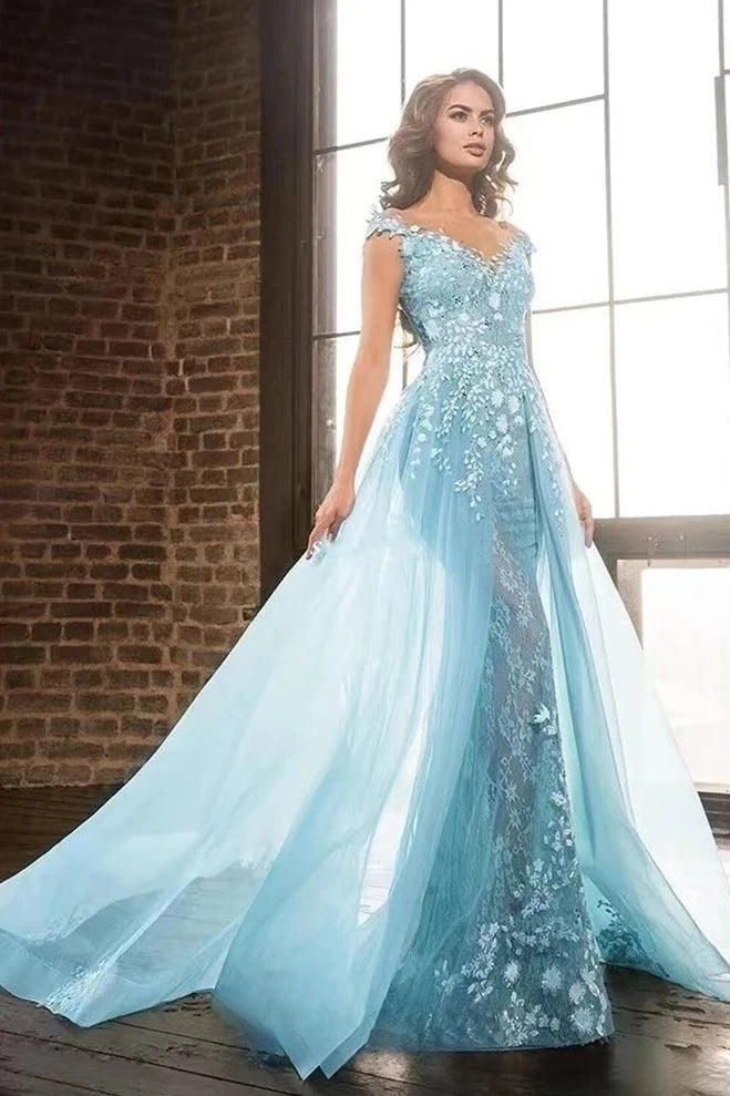 Expertly crafted with intricate blue illusion lace and beaded appliques, the Robe Marigold is a stunning prom dress for a luxurious evening. The flowing court train adds an elegant touch while showcasing your figure. Make a statement in this long, glamorous gown.