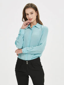 Indulge in luxury with our Chemise Carly 100% Soie. Made from 100% REAL SILK, this long-sleeved dress shirt exudes elegance and sophistication. Perfect for the office or a chic spring/summer look, our silk blouses will make you feel like an exclusive office lady. Embrace luxury with every button.