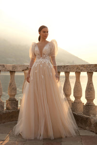 Say "Ciao" to the most enchanting dress of your dreams, the Robe Wrenley! This elegant bridal tulle dress will transport you to a fantasy Italy wedding, making you feel like you're living a dream. Perfect for the bride who wants to add a touch of magic to her special day.