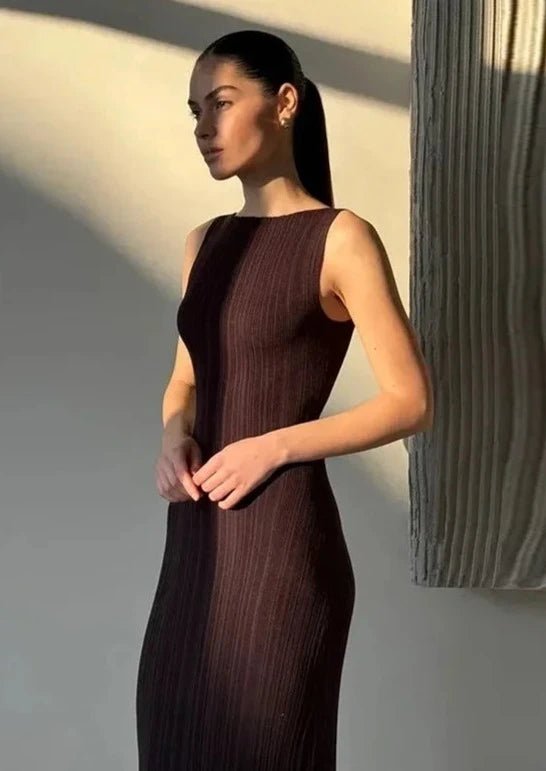 Get ready to turn heads this summer with the Tracie Cotton Rib Dress. Made with Italian artisan craftsmanship, this dress guarantees the highest quality and sustainability. The high waist design and solid color make it both elegant and comfortable, perfect for any occasion. Add this to your wardrobe for a touch of sophistication.