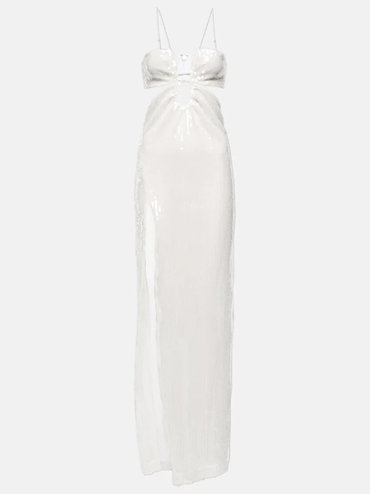 The Dress Jackie is a stunning wedding dress made of high-quality tul and adorned with sparkling sequins. The sleek design features a see-through bodice and trendy split skirt for a sexy and modern look. Make a statement on your special day with the NENSI DOJAKA dress.