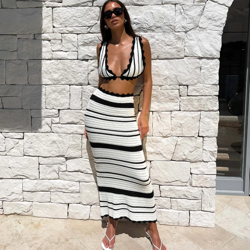 Elevate your beach style with the Ensemble Jadia. This gorgeous knitted skirt set is perfect for a day by the water. Its slim, backless design is both sexy and comfortable, while the bohemian flair adds a touch of effortless style. Perfect for a day of relaxation and fun in the sun.